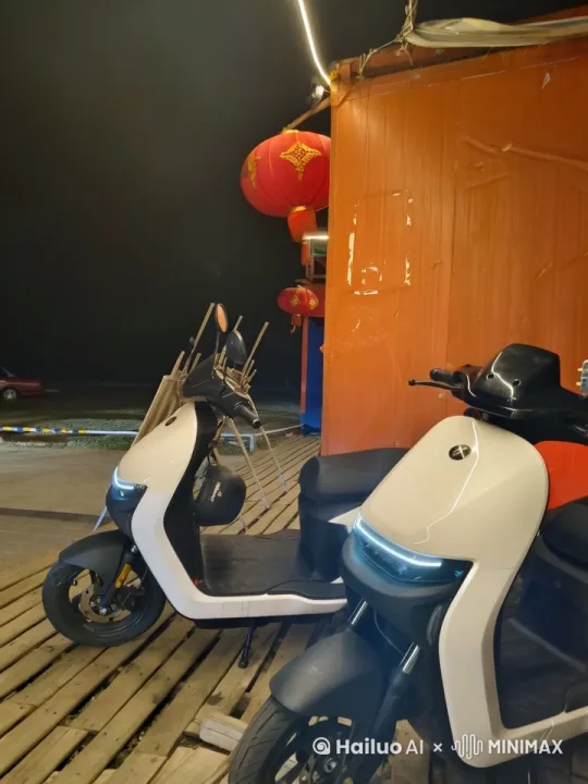 冒白烟然后起火爆炸了 by Hailuo AI Video Generator