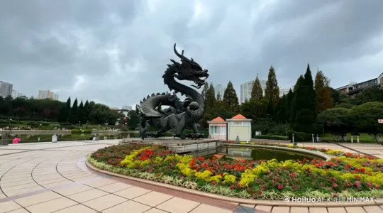 让图片中的雕像龙长出翅膀飞向天空 by Hailuo AI Video Generator