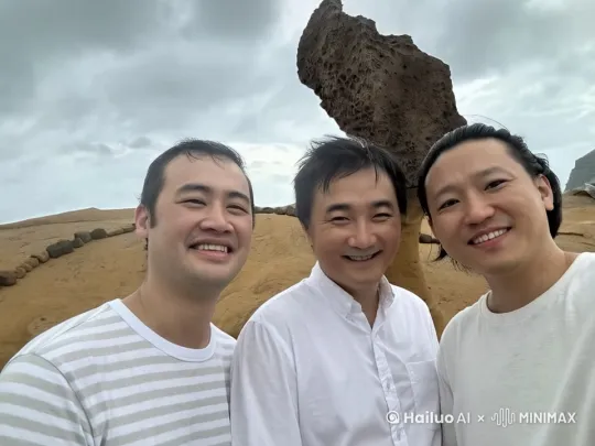 这三个人彼此之间相互看了对方一眼,自信的微笑起来,他们似乎非常清楚彼此之间的想法,如同心领神会的微笑着。他们双手合十双眼微闭,在嘴里默默的祈祷。紧接着他们的眼睛慢慢张开,他们开心的一起走到后面的雕像面前,一起围绕着雕像手舞足蹈起来。他们的行为引来了许多路人驻足观看,为他们赞叹,为他们拍照,为他们欢呼。 by Hailuo AI Video Generator