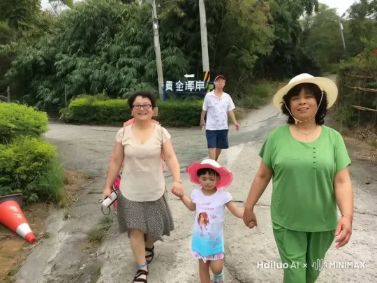 我们一家人去海滩游玩，海滩有许多游客，还有小伙在海里游泳。 by Hailuo AI Video Generator