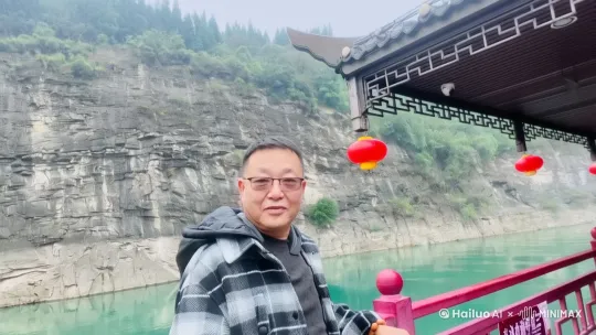 **开场镜头(0:00-0:05)**
*远景·慢推镜头·雨夜*
画面从高空俯瞰霓虹交错的破旧街区,雨水在镜头上划出模糊光痕。
红灯区招牌(“玫瑰酒吧”“夜莺旅馆”)闪烁暗红色灯光,远处警车顶蓝光刺破雨幕。
警戒线在风中晃动,模糊人影在黄黑色封锁带后晃动,雨点击打地面的声音渐强 by Hailuo AI Video Generator