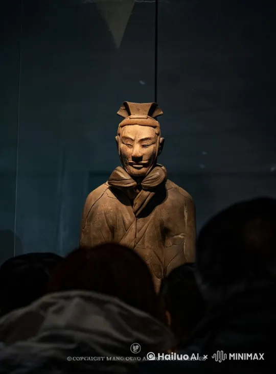 画面前景人流传动，画面中央的兵马俑缓慢拿出手机，先用手机对着人群拍照，然后比划一个“耶”的姿势卖萌自拍。 by Hailuo AI Video Generator