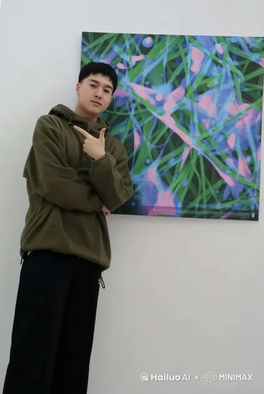图中的人物张大嘴哇哇叫，进行夸张的手部动作 by Hailuo AI Video Generator