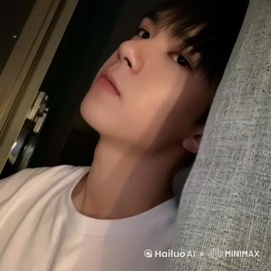 帅歌吃面包 by Hailuo AI Video Generator