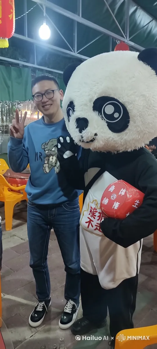 人和熊猫打架，熊猫把手上拿的东西扔地板上，把人被打倒在地，最后熊猫骑到人身上 by Hailuo AI Video Generator