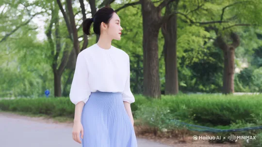 漫步在公园小路上，镜头从侧面环移并拉近，聚焦到正面脸部时放慢镜头，眨眼1次 by Hailuo AI Video Generator
