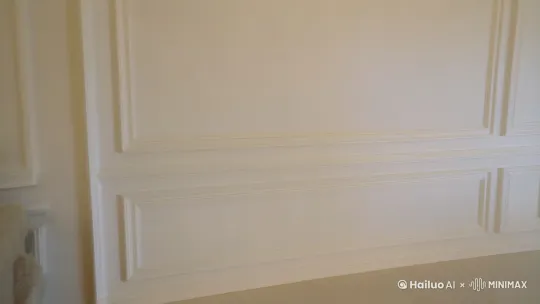 🍦奶油风骨灰级玩家｜3万改造精装房的神仙思路‼️  
🏠穷装不穷质感🏠  
谁说奶油风=出租屋廉价感？  
抄对作业连猪肝红地板都能原地封神🤫  

💡核心三要素  
🟡【硬装减法】墙面通刷菱花白｜PU线条代替护墙板  
🟡【软装乘法】羊绒棉麻材质叠buff｜拒绝反光材质  
🟡【灯光氛围】3500k射灯+落地灯｜拒绝死白冷光  

📝我的抠门美学公式  
▪️改造总花费：2.8w（附清单截图）  
▪️墙面：立邦菱花白+PU线条（省下1.5w护墙板💰）  
▪️窗帘：奶茶色雪尼尔+幻影纱（1688真香警告‼️）  
▪️地毯：仿剑麻圆毯（猫抓不烂的神器）  
▪️摆件：亚克力花瓶+中古烛台（某宝关键词见评论）  

💡避坑冷知识  
✅奶油色≠全屋白！加2件胡桃木单品破廉价感  
✅珐琅板贴墙=ins风平替（省下6000块岩板背景墙）  
✅宜家索德汉沙发+定制羊绒套=万元沙发平替  

📦正在开箱的100分好物  
🍼奶茶色褶皱灯｜💰189 ➡️瞬间注入温柔基因  
🍦奶芙芙收纳柜｜💰599 ➡️遮丑神器+储物王者  
🧁中古风波浪镜｜💰299 ➡️空间放大术get  

👉🏻奶油风精髓：留白！留白！再留白！  
正在改造的阳台区偷偷用了微水泥瓷砖  
阳光下像打翻的淡奶油啊啊啊[喝奶茶R][喝奶茶R]  
（改造进度70%...蹲后续的宝子评论区举手🙋♀️）  

#奶油风装修 #穷装灵感 #精装房改造 #软装搭配 #家居美学 by Hailuo AI Video Generator