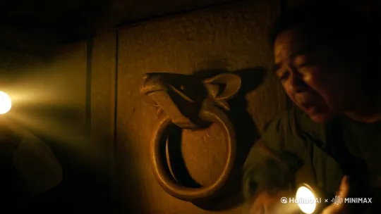 00:03-00:05
[镜头剧烈晃动]
（背景音：急促喘息声+金属探测仪警报）
字幕炸裂："这个地下王陵，考古队失踪了三次..."

00:06-00:08
[特写锈迹斑斑的青铜兽首门环]
（音效：古老机关转动声）
突然！镜头180度翻转——
血红字幕："开棺者，永堕黄泉"

00:09-00:12
[第一视角拍摄]
手电筒光束扫过壁画
（突然壁画眼睛发光！）
画外音颤抖："这些侍女...在盯着我们移动！"

00:13-00:15
[俯拍镜头]
盗墓贼踩碎陶俑
陶片渗出发黑血水！
（音效：凄厉猫叫+青铜编钟乱响）

00:16-00:19
[分屏特效]
左：现代装备探测仪爆表
右：古镜映出骷髅幻影
字幕："阴阳两界在此重叠"

00:20-00:23
[升格镜头]
金丝楠木棺盖缓缓滑开
青紫色指甲抓住棺沿...
（突然黑屏！）

00:24-00:26
[夜视模式绿光]
满地洛阳铲突然悬浮！
画外音嘶吼："快跑！它醒了！"

[结尾定格]
血玉特写浮现人脸
大字："点赞破10万解锁诅咒真相"
（音效：婴儿啼哭混着丧钟） by Hailuo AI Video Generator