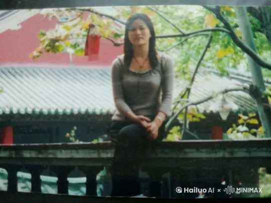 这位女主角站起来，从容带着微笑的含情默默的望向另外一个 by Hailuo AI Video Generator