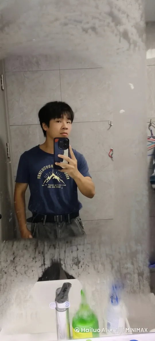 突然一个美女出来热吻图中的男主并把男主上衣去掉拥抱起来，视频持续时间久一点 by Hailuo AI Video Generator