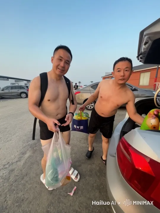 两人放下手中物品开始跳科目三 by Hailuo AI Video Generator