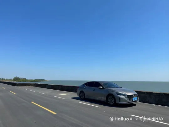 在澄澈如洗的蓝天之下，一辆银灰色轿车静静停驻于沿海公路，身旁是一望无际的蔚蓝大海与葱郁的远方植被。转瞬之间，神秘的幽光自轿车底部喷薄而出，车身的金属构件开始剧烈震颤。紧接着，钢板如拥有生命般肆意扭动、分离，车轮飞速旋转变幻，融入车体。车头部分高高拱起，原本的车灯闪烁着锐利光芒，幻化成变形金刚炯炯有神的双眸。车门如羽翼般翻转折叠，化为宽阔而坚实的肩膀，引擎盖则重塑为刚健的胸膛，精密复杂的机械零件如骨骼脉络般迅速重组。伴随着一连串清脆且节奏感十足的金属撞击音效，一个高大英武、气势如虹的变形金刚傲然挺立。其周身金属外壳闪烁着冷峻且科技感爆棚的光泽，关节之处散发着幽蓝的神秘光芒。随后，它缓缓转动头颅，发出一声低沉而震撼天地的机械怒吼，目光如炬，凝视着无垠的海面，尽显王者霸气。 by Hailuo AI Video Generator