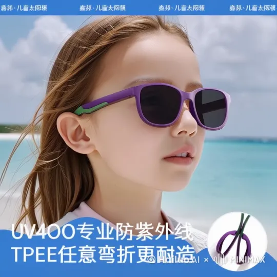 让小女孩微笑，眼镜发射出温暖的光 by Hailuo AI Video Generator
