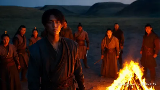 我说他们信奉的教条是扭曲的,他们就立刻嚷嚷着要点把火烧了我的思想,让我在一场大火里,眼里只充斥愚昧的火光,而后浑噩的等待成为待宰的羔羊。可惜他们的举措荒唐,铸就我的 是铁和钢。要是不信的话,就把我扔进这场可笑的大火里去吧。我证明给你看,野火烧不尽的不只是春风一吹就肆意生长的草,读过的书必然让我的灵魂余烬飞扬,不屈的呐喊会在世界回响。大火烧的是我,因此我永远炽热,你在火光外忐忑,而我与野火, 平分秋色。 by Hailuo AI Video Generator