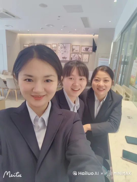戴上金项链 by Hailuo AI Video Generator