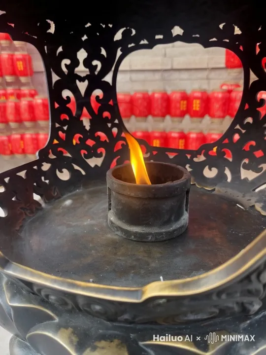 这是一张寺庙里蜡烛照片，请帮我生成一段5秒左右视频，视频中蜡烛随风飘动，慢慢变小，最后熄灭。要逼真。 by Hailuo AI Video Generator