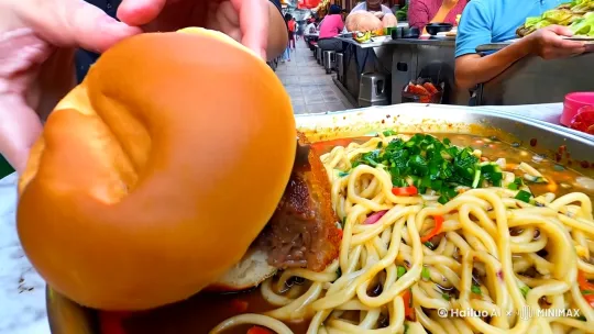 画面:厨师熟练地将酥脆的馍切开,夹上鲜嫩多汁的卤肉,一份美味的肉夹馍诞生了。凉皮色泽诱人,调料香气扑鼻。羊肉泡馍热气腾腾,食客们大快朵颐,脸上洋溢着幸福的笑容。美食街上,各种小吃琳琅满目,香气四溢。
旁白:“西安,是美食的天堂。肉夹馍的酥脆,凉皮的爽滑,羊肉泡馍的醇香,每一口都是对味蕾的极致诱惑。在这里,品尝地道的西安美食,感受生活的烟火气。”
by Hailuo AI Video Generator
