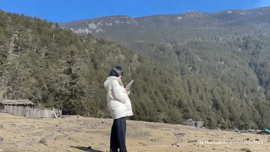 整个人被机械铠甲所包围，冲天而起，手上小巧匕首古典出现迎着夕阳 by Hailuo AI Video Generator
