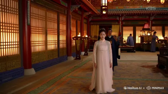 ●	相传在汉武帝时期，有一位善良美丽的宫女名叫“元宵”。她因思念家乡和亲人而终日以泪洗面。
	●	汉武帝虽然宠爱她，却无法满足她思乡之情。大臣东方朔得知此事后，决定帮助元宵实现愿望。
(2) 故事发展
	●	东方朔假扮成一个算命先生，向汉武帝献策：“天帝降旨，若不举行灯火盛会，京城将遭遇灾难。”
	●	汉武帝信以为真，下令全城张灯结彩，举办灯会。元宵趁机装扮成普通百姓，混入人群中与家人团聚。
	●	这一天正是正月十五，元宵与家人重逢的喜悦感动了所有人。
(3) 结局与传承
	●	从此，每年正月十五都会举行灯会，以纪念元宵与家人团聚的故事。
	●	元宵节也因此得名，并逐渐演变为中华民族的重要传统节日。 by Hailuo AI Video Generator