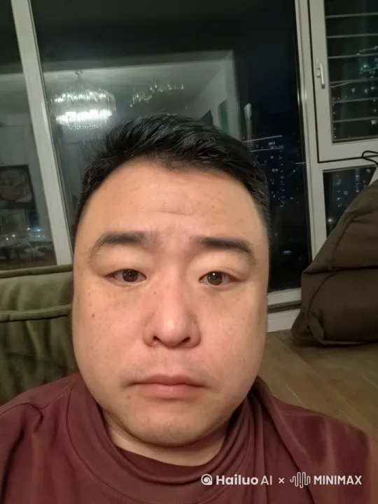 摇着头唱歌，非常高兴，后面走过一只金色小猫 by Hailuo AI Video Generator