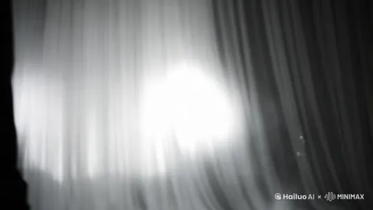 主体与造型
 
哪吒元素的男性模特，双发髻被黑色皮质发带缠绕，宽眼距烟熏妆配上嘴角俏皮的弧度，满是不羁。修身黑色丝绒西装，驳领处的暗红边是点睛之笔，同色西裤搭配哑光黑牛津皮鞋，双手插兜，台步潇洒。
 
场景氛围
 
极简T台是黑色镜面材质，两侧模糊人影与闪烁的手机闪光灯，增添现场感。顶光聚光灯的冷白光，照亮深空灰渐变幕布背景，地面的轻微反光，营造出神秘又高级的氛围。
 
风格与色彩
 
电影级布光打造伦勃朗三角光，呈现暗调奢华风格。8K超高清渲染，85mm焦距配合浅景深虚化背景，再加上颗粒感胶片滤镜，尽显复古电影质感。主色调为黑灰银，西装占70%，以暗红色点缀领口、袖扣和眼影，禁用荧光与渐变色，保证色彩纯粹。
 
避用元素
 
避免出现混天绫、火尖枪、赛博朋克、霓虹灯、机械元素、复杂花纹以及高饱和度色彩，确保风格统一。

 分镜上，0 - 2s侧逆光剪影入场突出发髻高光；2 - 3s近景推进展示西装纹理与面部表情；3 - 5s模特抬眸邪笑，眼妆红光闪烁收尾 。 by Hailuo AI Video Generator