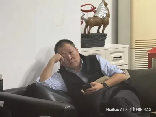 坐直身体掏出手枪，瞄准前方开两枪。站起来前往前跑骑上摩托上高速 by Hailuo AI Video Generator