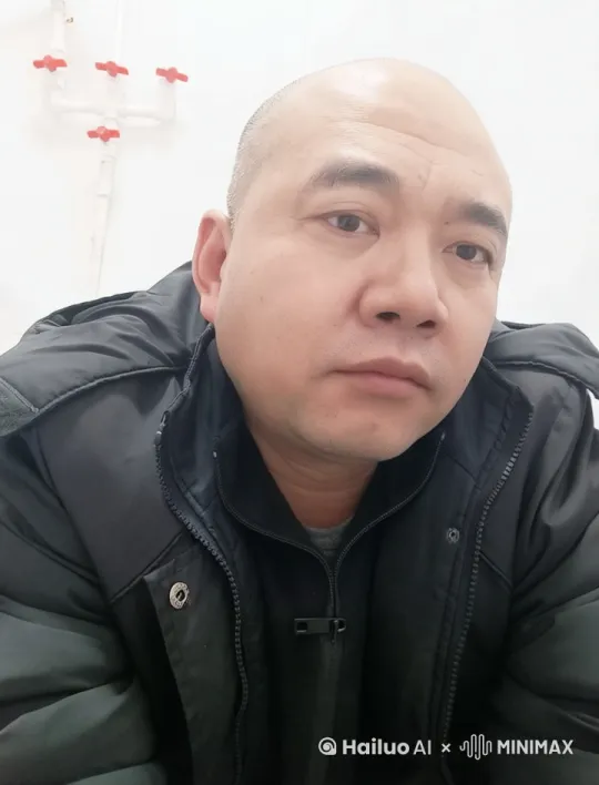买大乐透中了20亿，带着老婆孩子父母全球旅行，走遍了世界各地，打卡各大城市地标建筑 by Hailuo AI Video Generator
