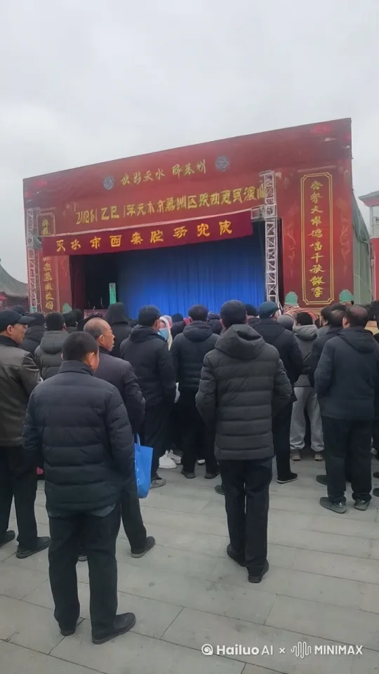 以下是针对30秒武打短视频的创意方案，主打视觉冲击力和节奏感：

【分镜脚本 - 竹林巅峰对决】

0-3秒（开场）：
• 俯拍镜头：晨雾中的竹林，两黑衣武者背对而立
• 突然竹叶无风自动，两人同时睁眼（眼神特写+瞳孔收缩特效）
• 音效：剑刃出鞘声+古筝重音

4-12秒（交手预热）：
• 慢动作：红方旋身踢起竹叶形成屏障（高速摄影机拍摄）
• 蓝方袖箭破叶而出（箭头特写带气浪特效）
• 两人同时踏竹升空（威亚镜头+衣袂飘动特效）
• 背景音乐：密集的鼓点加速

13-22秒（高潮对决）：
• 第一视角切换：刀光剑影中竹竿接连断裂（GoPro头盔视角）
• 地面战：红方铁板桥躲扫堂腿（地面碎石飞溅特效）
• 兵器对撞火花四溅（1秒内3个角度快速剪辑）
• 慢镜头：水滴被剑气切开（高速摄影+CGI特效）

23-27秒（终结技）：
• 蓝方凌空三连踢被红方逐格挡下（每下挡击带气爆特效）
• 红方借力翻身踩竹竿蓄力（竹竿弯曲至极限）
• 超高速突刺：镜头跟随武器刺向镜头（动态模糊处理）

28-30秒（收势）：
• 突然静止：剑尖停在水珠前0.1厘米（水滴映出两人倒影）
• 全景镜头：以两人为中心，方圆十米竹林缓缓倾倒
• 黑屏字幕："武道无极"（金属碰撞声收尾）

【制作建议】
1. 器材：至少3机位（含高速摄影机），无人机拍摄全景
2. 动作设计：采用咏春近身短打+太极借力打力，混合现代跑酷元素
3. 视觉效果：
   - 关键帧添加粒子特效（打斗时的气劲余波）
   - 色彩处理：青绿色主调+局部血色增强对比
   - 采用2.35:1电影画幅比例
4. 音效设计：
   - 兵器交鸣低频增强
   - 环境音效逐帧拟音（竹裂声、衣料摩擦声）
   - 结尾突然静音增强冲击力

【注意事项】
• 提前用3D预演设计复杂动作镜头
• 威亚操作需配合鼓风机营造动态效果
• 准备至少200kg可折断道具竹竿
• 关键动作使用替身演员完成高难度镜头

这个方案在保证安全的前提下，通过快速剪辑（预计全片超过60个镜头）和特效结合，能在30秒内实现武侠电影级的视觉冲击。实际拍摄时可简化部分特效，通过实拍+后期完成。 by Hailuo AI Video Generator