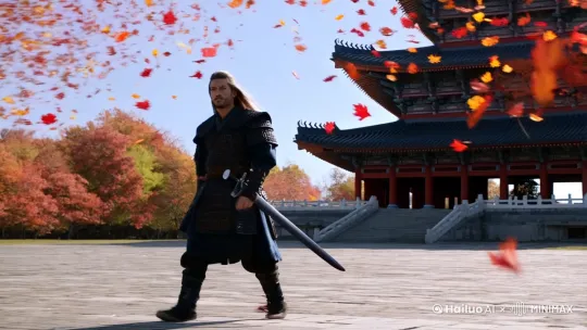 [左移,上升]男主角身着古装武士服饰，表情威风凛凛，腰间挎着长剑，行走在寺庙般的院落中，院落中枫叶飘飘[左移,跟随]风吹起他的长发[右移,左摇,跟随]周边空中飘落着树叶，如烟雾般飞散，烟雾是金红色的[左摇,变焦推进]主角表情坚定望着远方 by Hailuo AI Video Generator