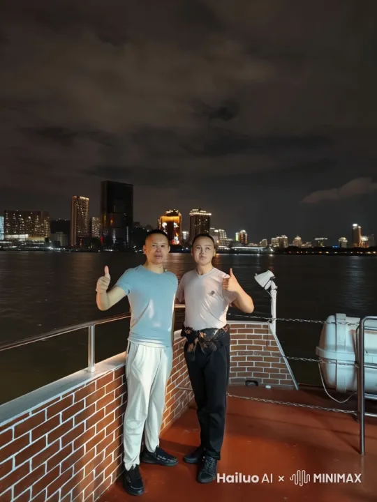 两个人跳了起来，左边的男人用脚朝右边的男人踢了过去，右边的男人也用手回了几招，两个人用中国功夫激烈的打来打去。一个使用咏春拳一个使用蛇拳，水花飞的满天都是，鱼也炸飞了出来。 by Hailuo AI Video Generator