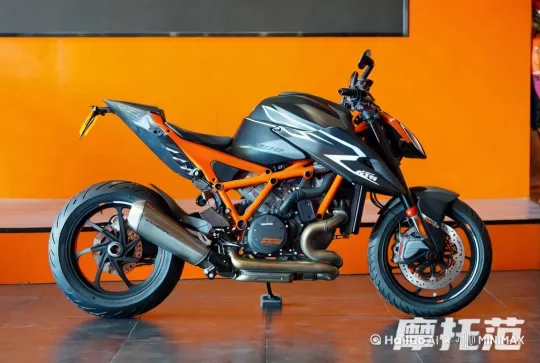 1290 SUPER DUKE R橙色的外观，强劲的动力，一看就让人知道是KTM橙色家族的一份子，它遗传了KTM橙色家族的基因，我们不妨称他们为超级街车。简而言之，就是一辆脱去了整流罩的自家旗舰跑车，拥有强悍动力的同时，还配备着时下最先进的电子辅助系统。提供跑车化的乐趣之余，还拥有街车的舒适度和多用途性 by Hailuo AI Video Generator