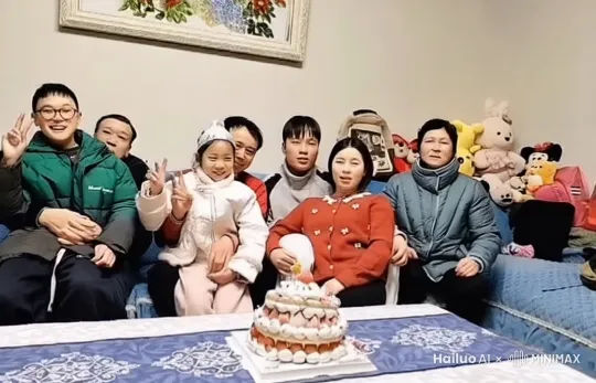 （蛋糕特写镜头+家人围唱生日歌）
"吹蜡烛前先接收全宇宙的祝福：
小熊说要把蜂蜜罐送给你
奥特曼说要帮你打败所有小怪兽
而爸爸妈妈想偷走时光齿轮
让你永远做我们怀里的小太阳🌞" by Hailuo AI Video Generator