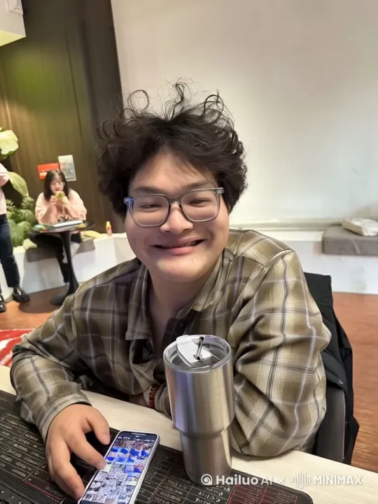 这个人突然站了起来，抓着自己的裤裆追狗，然后狗拉了一坨屎把他摔倒了，他看了看屎吃了一口，说了句真香，然后他就骑着狗飞上了天，遇到了半空中的哥斯拉把他吃掉了 by Hailuo AI Video Generator