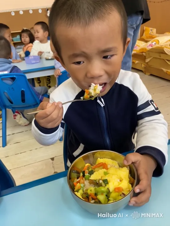 小朋友一边吃饭，一边哭泣流泪，说想回家，不想上幼儿园 by Hailuo AI Video Generator