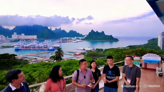 海南自贸港的“封关”是一个海关术语，意味着海南全岛将成为一个“境内关外”的特殊区域，实行“一线放开、二线管住、岛内自由”的管理模式。以下是封关运作的具体含义及其对普通人的影响：

### 封关运作的具体含义
1. **“一线放开”**：
   - **定义**：指海南自贸港与全世界的联通更加顺畅，岛内实行更加自由便利的贸易投资政策。
   - **影响**：国际上的商品、船只、货物等可以自由进出海南，岛内企业可以享受更加优惠的贸易政策，吸引更多国际投资和人才。

2. **“二线管住”**：
   - **定义**：指海南自贸港与内地之间的联通进行适度管制，目的是保障国家贸易管制政策的统一和做好与内地税制落差的衔接。
   - **影响**：海南与内地之间的人员往来不会发生变化，但货物、商品、运输工具等在进出海南时需要接受海关监管。

3. **“岛内自由”**：
   - **定义**：指海南自贸港内企业可以自由生产经营，境外货物经海南自由贸易港中转运输到境外自由便利，一般货物在海南自由贸易港内存储、流动自由。
   - **影响**：岛内企业可以享受更自由的经营环境，货物在岛内流动更加便利，有助于提升海南的经济活力。

### 对普通人的影响
1. **出入境便利**：
   - 海南居民及游客可以享受更加便利的出入境政策，人员进出海南将更加自由。

2. **购物优惠**：
   - 海南封关后，国际商品进入海南将免征关税、增值税和消费税，普通人可以以更低的价格购买国际商品。
   - 离岛免税政策将进一步优化，购物体验将更加便捷和实惠。

3. **生活成本降低**：
   - 由于零关税和低税率政策，岛内居民的生活成本可能会降低，尤其是进口商品的价格将更加亲民。

4. **就业和创业机会**：
   - 封关运作将吸引更多国内外企业投资海南，为当地居民提供更多的就业和创业机会。

5. **旅游和休闲**：
   - 海南作为旅游目的地的吸引力将进一步增强，旅游业将迎来新的发展机遇，游客可以享受更丰富的旅游产品和更优质的服务。

6. **金融和投资**：
   - 海南封关后，金融服务和跨境资金流动将更加自由便利，普通人可以更方便地进行国际投资和资产管理。

### 总结
海南自贸港的封关运作将对岛内居民和游客带来诸多便利和优惠，提升海南的国际化水平和经济活力。普通人可以享受到更低的购物成本、更便利的出入境政策和更多的就业创业机会。总体而言，封关运作将为海南带来全方位、多层次的发展机遇。 by Hailuo AI Video Generator