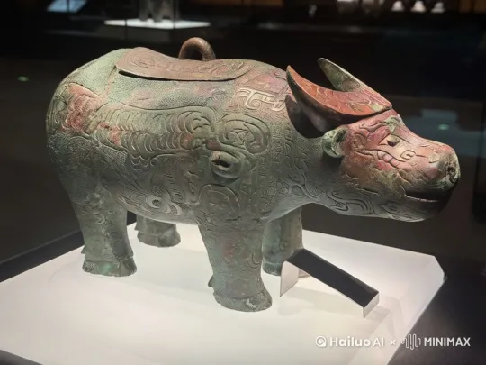 生成视频让图片中的亚长牛尊基于底座中心旋转起来，像在展示一样 by Hailuo AI Video Generator
