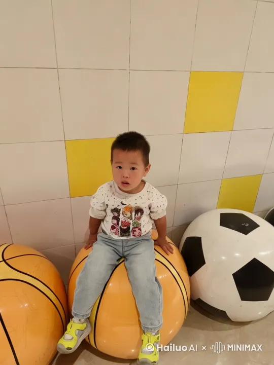 小孩子突然噌一下跳下来，把底下的篮球拿了起来，咻一声飞走了，并撞碎了外面的玻璃 by Hailuo AI Video Generator