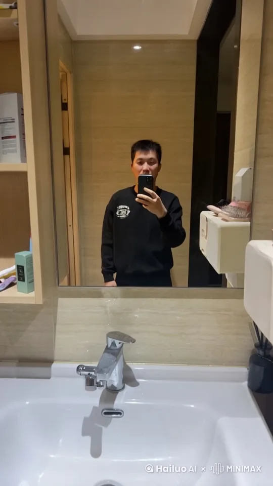 在酒吧喝酒 by Hailuo AI Video Generator