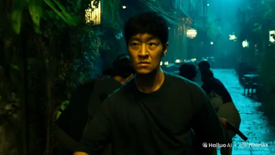 ### 分析与思考

这个场景描绘了一场充满紧张和冲突的江湖争斗，涉及到以下几个关键点：

1. **背景设定**：
   - 地点：香港九龙城寨，一个以混乱和非法活动著称的地方。
   - 时间：夜晚，氛围潮湿而闷热。
   - 人物：阿杰和他的小弟们，洪兴的二当家，以及洪兴的坐馆陈耀。

2. **冲突起因**：
   - 三天前，洪兴的二当家在码头将阿杰的兄弟阿豪打得半死。
   - 阿杰为了给兄弟报仇，决定闯入洪兴的地盘。

3. **人物动机**：
   - 阿杰：为了兄弟义气，决心复仇。
   - 小弟们：虽然害怕，但出于对阿杰的忠诚，选择跟随。
   - 洪兴二当家：作为冲突的另一方，可能试图维护自己的地位。
   - 陈耀：洪兴的坐馆，冷静且有权威，试图控制局面。

4. **场景发展**：
   - 阿杰带领小弟们闯入夜总会，直奔VIP包厢。
   - 冲突爆发，双方展开激烈打斗。
   - 陈耀的出现使局势变得更加复杂和危险。

### 可能的结局

1. **阿杰的胜利**：
   - 阿杰成功复仇，但可能会遭到洪兴的报复。
   - 这种情况可能会导致阿杰和他的小弟们不得不逃离香港，或者在江湖上掀起更大的风波。

2. **陈耀的介入**：
   - 陈耀可能会试图调解冲突，提出某种形式的和解。
   - 例如，他可能会要求阿杰赔偿损失，或者承诺不再追究此事，以换取阿豪的医疗费用。

3. **两败俱伤**：
   - 冲突升级，双方都遭受严重损失。
   - 这种情况可能会导致警方介入，进一步加剧局势的复杂性。

4. **阿杰的妥协**：
   - 在陈耀的压力下，阿杰可能选择妥协，放弃复仇。
   - 这可能会导致阿杰在江湖上的地位下降，但也能避免更大的冲突。

### 建议

考虑到阿杰的动机和当前的情势，以下是一些可能的建议：

1. **寻求和解**：
   - 如果陈耀提出和解，阿杰可以考虑接受，以避免更大的损失。
   - 可以要求洪兴支付阿豪的医疗费用，并承诺不再追究此事。

2. **暂时撤退**：
   - 如果局势过于危险，阿杰可以考虑暂时撤退，保存实力。
   - 等待更好的时机再进行复仇，或者寻求其他途径解决问题。

3. **寻求外援**：
   - 阿杰可以尝试寻求其他江湖势力的帮助，以增强自己的力量。
   - 例如，联系一些与洪兴有矛盾的组织，形成联盟。

### 结论

无论选择哪种方式，阿杰都需要谨慎行事，考虑到各种可能的后果。当前的情况非常危险，任何错误的决定都可能导致严重的后果。希望阿杰能够冷静思考，做出最有利于自己和兄弟们的选择。 by Hailuo AI Video Generator