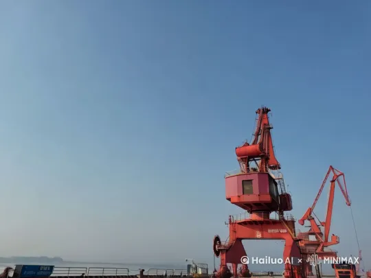 镜头缓缓扫过荆江的壮丽景色，晨曦中的江水波光粼粼，远处是繁忙的荆州港李埠港。 by Hailuo AI Video Generator