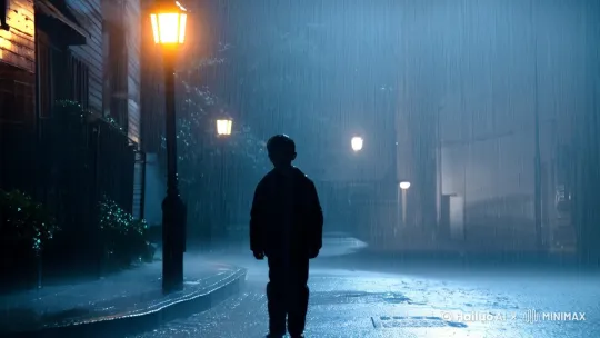 一名孤独的男生行走在路灯下，瓢泼大雨淋在他身上，一个女孩打伞经过，递给他一把伞，女孩的行为像阳光一样温暖了他的心。 by Hailuo AI Video Generator