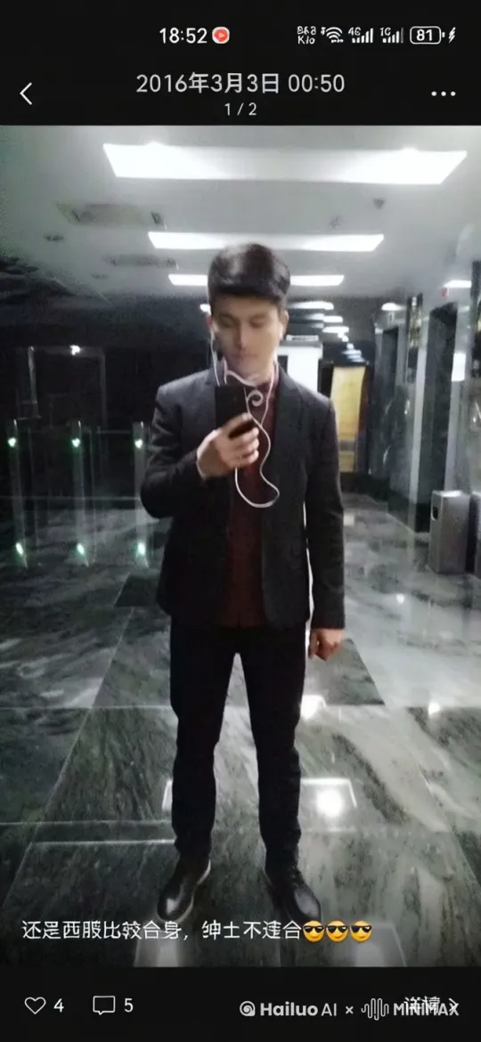画面角落里走入一只矮矮胖胖的小黄人，它有着黄色的像胶囊形状的身体，戴着护目镜，穿着牛仔色的背带裤。它跑到画面的人物身边，然后从背后掏出一个黄澄澄的香蕉，期待地看着人物。 by Hailuo AI Video Generator