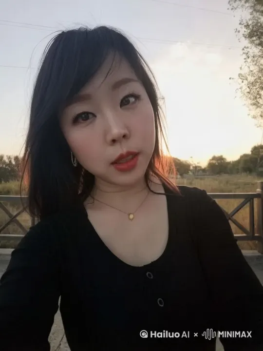 画面中的女人在夕阳下漫步，甜甜的微笑特写镜头，然后镜头由近到远，女人看着镜头招手，头发被风吹动 by Hailuo AI Video Generator