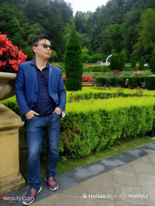 人物腾龙飞起，被金箍棒打下来。人物收了金箍棒。 by Hailuo AI Video Generator