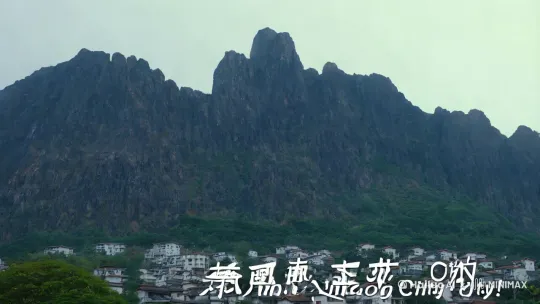 青州市郊外，无名荒山。31 
“轰隆！” 
突如其来的一声巨响，打破了深山的安静。5 
一个布满蜘蛛网的山洞里， 射出一道人影，比子弹还快的速度嵌进岩壁，震得地动山摇。5 
“咳咳咳咳.....终于，回来
了啊。” 
这是一个古装打扮的青年， 剑眉星目，长发飘飘。 by Hailuo AI Video Generator