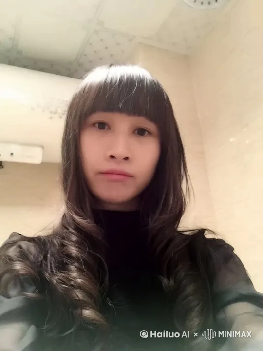 图片中的女生开口说话，恭祝大家蛇年大吉大利发大财，身体健康，万事如意，心想事成。说完祝福语，翩翩起舞一下。时长30秒 by Hailuo AI Video Generator
