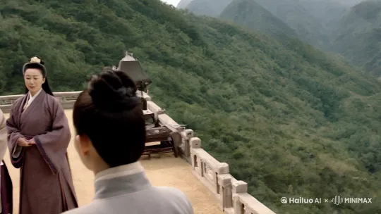 古人曾说：“女人屁股大能生。”这句话虽然粗俗，但细想之下，确实有其科学依据。人体结构存在一定的比例关系，某个部位的大小往往会影响到其他部位的发育。换句话说，臀部较大的女性通常身体较为健壮，气血充盈，生育能力自然较强。生孩子需要父精母血，母血充盈则更容易受孕。

从相学的角度来看，妻子被视为丈夫的财运。许多发达的男子，其妻子往往是微胖的。这并非迷信，而是因为体型偏瘦的女性可能意味着免疫力较差，容易生病，进而导致家庭开支增加。此外，过于瘦弱的女性气血不足，怀孕的难度也会加大，往往需要依赖大量的补品来调理身体，这无疑会对家庭的财务造成负担。因此，保持适度的体重对家庭的经济状况是有益的。

医学上也指出，过度减肥的女性可能会出现油性皮肤、痘痘、身体乏力等问题，常常处于心有余而力不足的状态，情绪也容易波动，受到小刺激就可能产生较大反应，甚至影响生理周期，出现月经不调或闭经等现象。

综上所述，从医学和相学的双重角度来看，女性不宜过度减肥。中国文化强调的是身材的匀称，而肥与胖并非一回事。某些西方资本将其混为一谈，目的是为了推销减肥药，最终导致身体健康受损，再去寻求治疗。

减肥的真正目标应是实现身体的匀称，而非单纯追求瘦身。对于有减肥意向的人，建议遵循以下几点：

按时睡觉：确保在晚上11点之前入睡，避免夜宵。
少吃工业零食：如辣条等加工食品应尽量避免。
定时用餐：保持规律的饮食，不可随意饥饿或暴饮暴食。
午睡：中午适当休息，帮助恢复精力。
适量运动：每天散步半小时，促进身体代谢。
调理肠胃：若发现腹部隆起且胃口较大的人，可以每天服用6克鸡内金粉，用水送服，持续三至四天，有助于消化食积，减小腹部胀大。
通过这些方法，女性可以在保持健康的同时，达到理想的体型和状态。 by Hailuo AI Video Generator