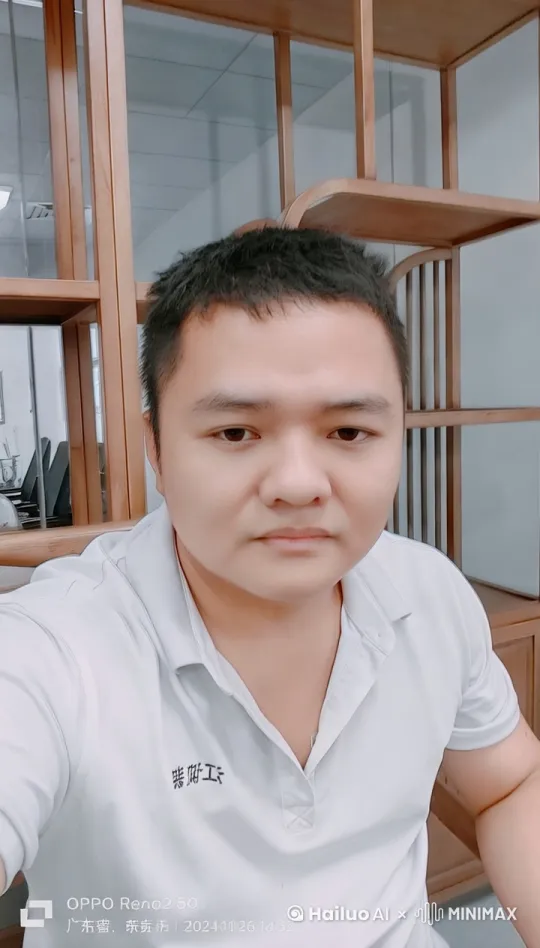 故事的主人公是一个好奇心极强的年轻人,他不信邪,决定在某个夜晚独自前往这座废弃的宅院,想要揭开真相。他带着手电筒,推开了那扇生锈的铁门,走进了阴森的大厅。
宅院里弥漫着一股腐朽的气息,墙壁上挂满了褪色的画像,仿佛每一双眼睛都在注视着他。随着他一步步深入,手电筒的光线在黑暗中显得格外微弱。突然,他听到楼上传来一阵轻微的脚步声,像是有人在缓慢地走动。
他鼓起勇气,顺着楼梯往上走。每走一步,楼梯都会发出吱呀的声音,仿佛在警告他不要继续前进。当他走到二楼时,脚步声突然消失了,取而代之的是一阵低沉的哭泣声,声音似乎来自走廊尽头的房间。 by Hailuo AI Video Generator