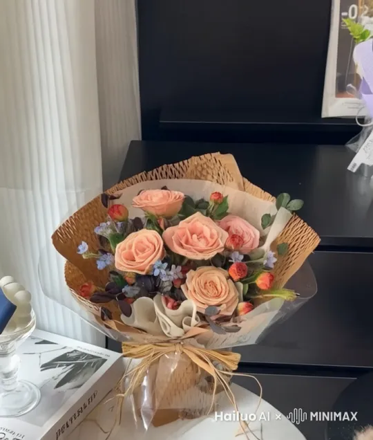 生成一个我在制作这个花束的视频，从讲解花束怎么包装，到花束成型的全过程 by Hailuo AI Video Generator