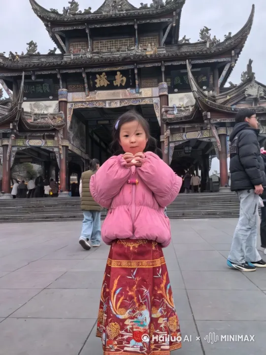 一个小女孩和一只灰太狼在草原上面对面站着，忽然厮打起来，时而腾空而起，时而跳入水中，打斗溅起飞水花，把武术功夫表现的淋漓尽致。远景，真实打斗，效果逼真 by Hailuo AI Video Generator